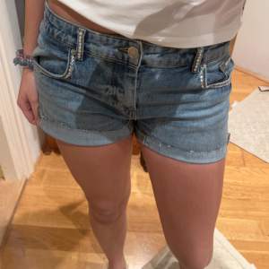 Säljer ett par jätte snygga jeans shorts som är lågmidjade ! Använda c 2 gånger❤️