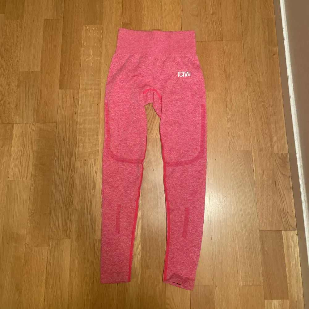 Säljer nu de här rosa Iciw träningstights eftersom att de är för små för mig. De är i stl xs men passar även xxs. 💗. Jeans & Byxor.