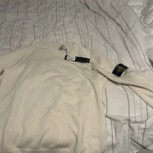 Stone island knitwear crewneck - Säljer min helt nya Stone island knitwear crewneck pga passar inte min stil, kvitto och alla tags finns kvar, är XL i tröjan men sitter lite mindre