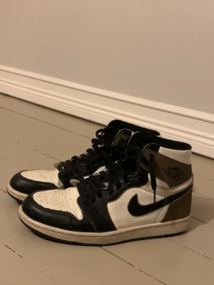 Jordan 1 high mocha  - Haft dom i 2 år så lite slitna orginal pris 2600kr