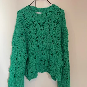 Grön stickad tröja - Lånad andra bild. Den var lite stor för mig då jag vanligtvis har xs. Annars jätte fin tröja! 