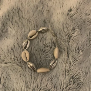 Snäck-armband  - Somrigt snäck armband som passar till aestheticen: Coconut girl. Kommer inte till användning, därmed säljer den. Nyskick, pris går alltid att diskutera 💞