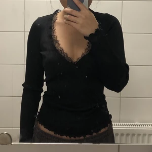 H&M topp - Säljer en av mina favorit toppar från H&M och är i mycket bra skick. Det är fläck på spegeln å inte på tröjan🤗. Köparen står för frakten annars möter upp i sthlm. 