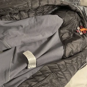 PARAJUMPERS JACKA - Äkta, Användt 1 gång, Inga fel  Storlek: L, Men passar M-XL Pickup Västra Hamnen