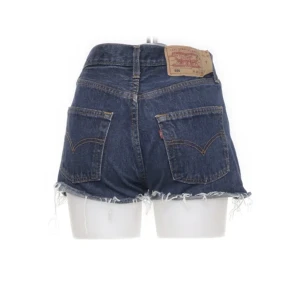 Levisshorts - Säljer dessa Levis shorts som jag uppskattar att passa en xs 🫶🏼200 inklusive frakt!