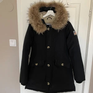 Svea jacka - Svart jacka från svea med äkta päls. Jättefint skick. Säljer en likadan i brunt 🤍