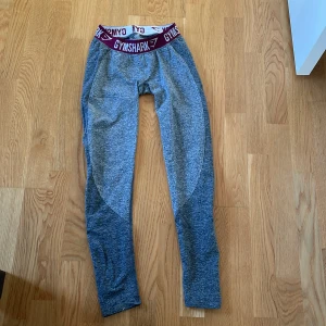 GYM SHARK - Knappt använda GYM SHARK leggings med väldigt bra stretch och ett elastiskt band kring midjan som gör att dom får en fin form och inte glider ner. Syns inte igenom  byxorna oavsett träning.