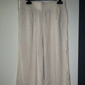 Linnebyxor  - Ankellånga linnebyxor. jätte fint till sommaren väldigt luftiga och sköna på☺️