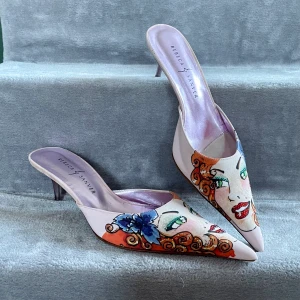 Slip ins Rebeca Sanver - Pop art slip ins från Rebeca Sanver. Mycket gott skick, knappt använda. Storlek 39. 