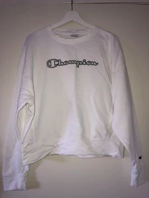 Champion tröja  - Vit championtröja som är sparsamt använd. Den är tunn och perfekt till sommaren med den vita färgen✨ Frakten ingår i priset💛