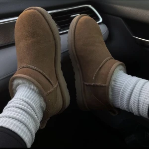 Ugg ultra mini - chestnut  - Säljer de populära uggs ultra mini skorna pga för liten storlek för mig. Nästintill helt oanvända  och har inga märken, skador eller smuts. Skorna är små i storleken. 