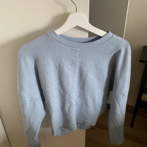 Blå stickad tröja  - Kommer inte till användning 