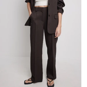 Konstymbyxor - Kostymbyxor från NA-KD storlek 38. Aldrig använda. 