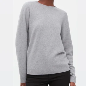 Kashmir tröja - Säljer denna fina gråa tröja av 100% Kashmir då jag har en liknande. Köpte från uniqlo för 1499kr och säljer för 600kr! Super bra skick, skriv gärna ifall ni vill ha fler bilder💗