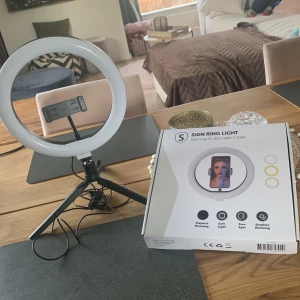 Ny! TikTok Dimbar Selfie bordslampa tiktok  - TikTok Dimbar Selfie bordslampa av hög kvalitet - Vit  Skapa fantastiska bilder och videos med denna selfie-lampa med inbyggt mobilstativ. Diameter: 26 cm Kartong dock slängd! 