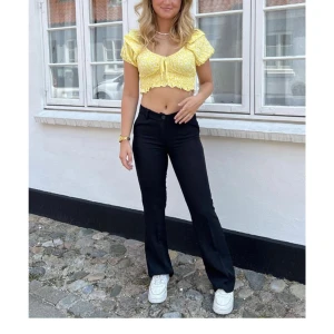 Design by si kostymbyxor  - Säljer dessa kostymbyxor då de var alldeles för små för mej. Dem är i  xxs short och passar någon runt 155/160. Hör av dej för mer info eller egna bilder på dem🥰💕