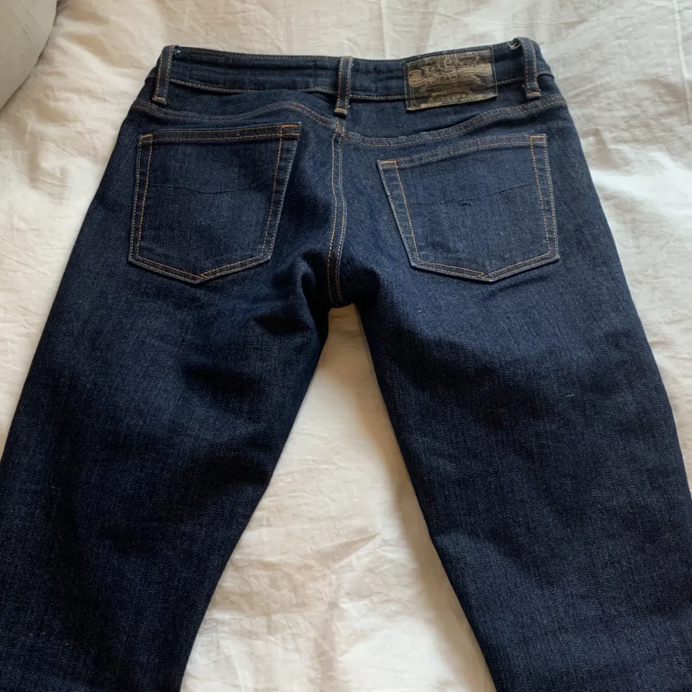 Säljer 2 par lågmidjade jeans eftersom dem inte passar. Ett par low arrow från weekday, storlek 23/32  och ett par lågmidjade boot cut jeans från crocker. Köpta på plick. Dem är i storlek 25/33,  köp båda för 500 (ink frakt) och ett par för 250+frakt💓. Jeans & Byxor.