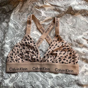 Calvin Klein bh - Leopard mönstrad ck topp/bh🤍 Säljer då jag inte använder den längre🤍