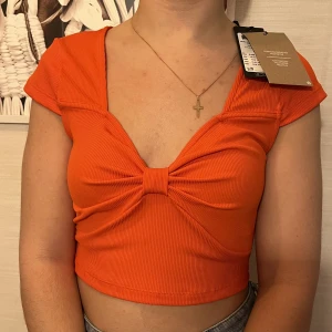 Rosettopp - Supersöt topp från Vero Moda! Säljes för 50kr💕