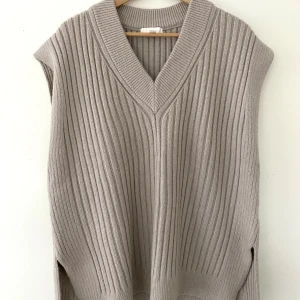 Stickad väst - Stickad väst, skönt material som inte sticks. Använd sparsamt. Lite oversized passform. Får inte tillräckligt mycket användning för den längre, därför säljer jag. Ordinarie pris ca 400 kr.