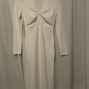Jätte fin vit klänning med slits på båda sidor. Aldrig kommit till användning. Helt ny!