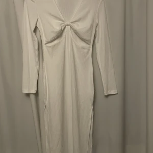 Vit klänning  - Jätte fin vit klänning med slits på båda sidor. Aldrig kommit till användning. Helt ny!