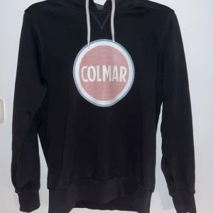 Colmar Hoodie Herr - Säljer min knappt använda Colmar huvtröja då den är för liten för mig. Skicket är 8/10. Köpt för 1399kr på Colmar officiella hemsida.