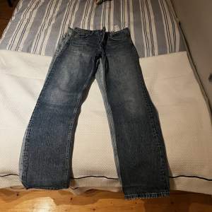 Likadana jeans som posten innan men i mörk färg super snygga straight 