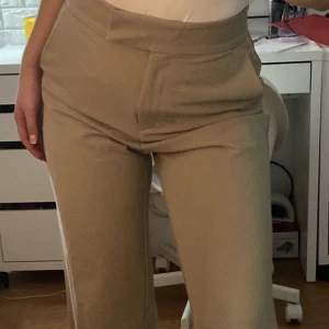 Beigea kostymbyxor  - Jätte fina byxor, men kommer inte till användning💗 Frakt: 69kr