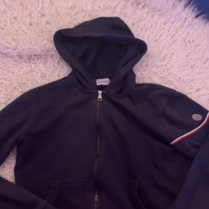 Moncler kofta - Moncler kofta i typ svart/mörkblå i storlek m
