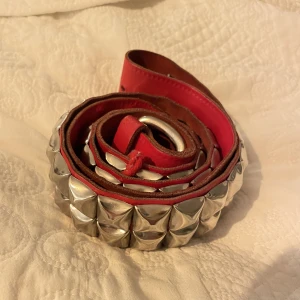 Bälte - Supersnyggt bälte med nitar!