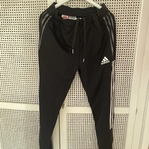  Adidas byxa -  Kan sms till denna telefonnummer 0724445485 och fråga mer (ring inte för jag svarar inte på okända nummer)