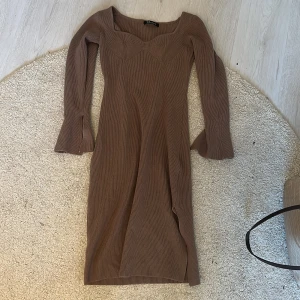 Stickad klänning - Ribbad stickad klänning från simplee. Kan skicka bild på om det önskas. Strl s