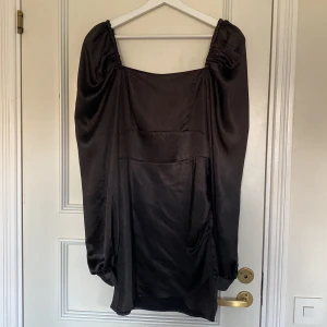 Svart klänning  - Säljer denna superfina svarta klänning! Använd endast 1 gång, så i mycket fint skick! Har en liten omlotteffekt framtill vid benen som verkligen ger klännigen ett lyft🖤Strl 36! Köparen står för fraktkostnad🖤