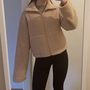 Teddyjacka från H&M - Rosa teddyjacka från H&M i storlek S, endast använd en gång. Lite mer rosa i färgen irl.