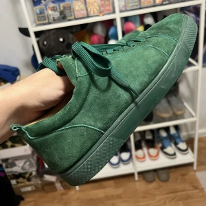 Christian Louboutin Junior Gröna - Storlek 44, 7/10 skick. Finns två små flaws