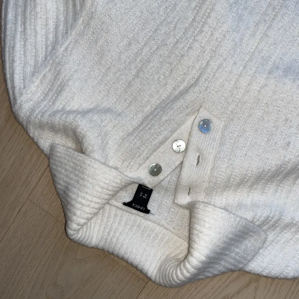 Vit stickad tröja från Lindex, i storlek XL men passar som oversize på mig som är strl S/M. Skön och snygg året om, fint skick.. Tröjor & Koftor.