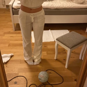 juicy byxor  - jag säljer mina juicy byxor för har tröttnat, dom ser inte helt nya ut men är i bra skick❤️dom är i storlek XS men passar även som S!
