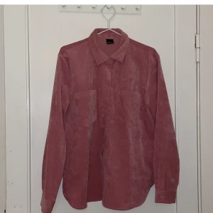 Manchesterskjorta - Rosa Manchesterskjorta från GinaTricot.  Storlek: M. Använd 1-2 gånger.