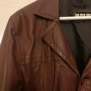 Vintage skinnjacka - Vintage skinnjacka i röd/brunt (äkta) skinn. Storlek M och pris är 200kr. Skriv gärna om du vill ha fler bilder/detaljer! 