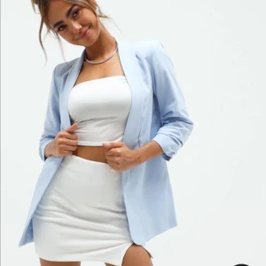 Baby blå kavaj/kappa - Super fin kavaj som ej har använts. Passar både till uppklätt och till vardags💙