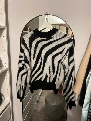 Stickad tröja NY - Helt ny jättefin🥹 stickad tröja från Gina Tricot köpt för 500kr. Säljes då jag köpte den sista på min butik och där av vart den för liten vilket jag nu i efterhand insett (har vanligtvis M)