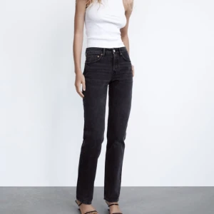 Jeans - Dessa snygga jeans medelhög midja ifrån zara💓