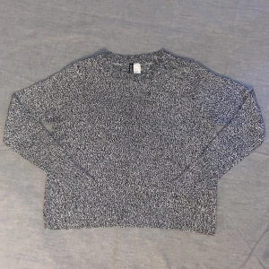 Långärmad tröja - Bekväm tjockare långärmad tröja 🖤Ser ut som den gjorde när jag köpte den