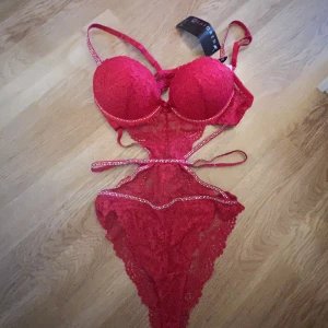 Body - Helt oanvänd body i spets, Bh delen är i storlek 75A!! ♡