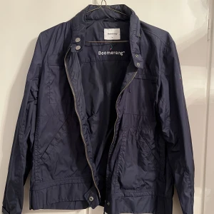Boomerang vårjacka - En boomerang vårjacka i marinblått. Väldigt fint skick. Storlek M 