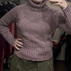 Stickad tröja 2000-tal - Jättefin rosalila stickad polotröja från märket Sis by Sisters. Uppskattningsvis från 2000-talet. Färgen är varmare än vad det ser ut på bilderna. 🌸