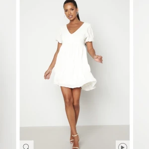 Studentklänning  - Säljer min helt oanvända studentklänning, den kom aldrig till användning då jag hade två st! Storlek S! Så himla fin och med öppen rygg❣️🎊nypris är 700kr