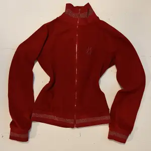 Röd fleece med glittriga detaljer från märket ONLY🌹Jättefint skick o uppskattningsvis från 2000-talet🌹 Sitter tajt på mig som är storlek S