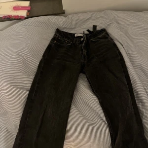 Jeans mid rise  - Säljer mina mid rised jeans från Zara. Storlek 32 men skulle säga att det är mer storlek 34⭐️